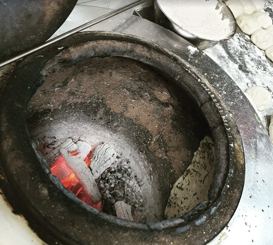 Tandoor oven with heat and charcoal